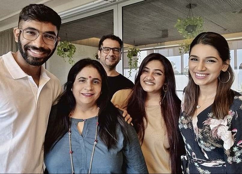 Jasprit Bumrah with his mother Daljit and wife Sanjana and other family members | Instagram