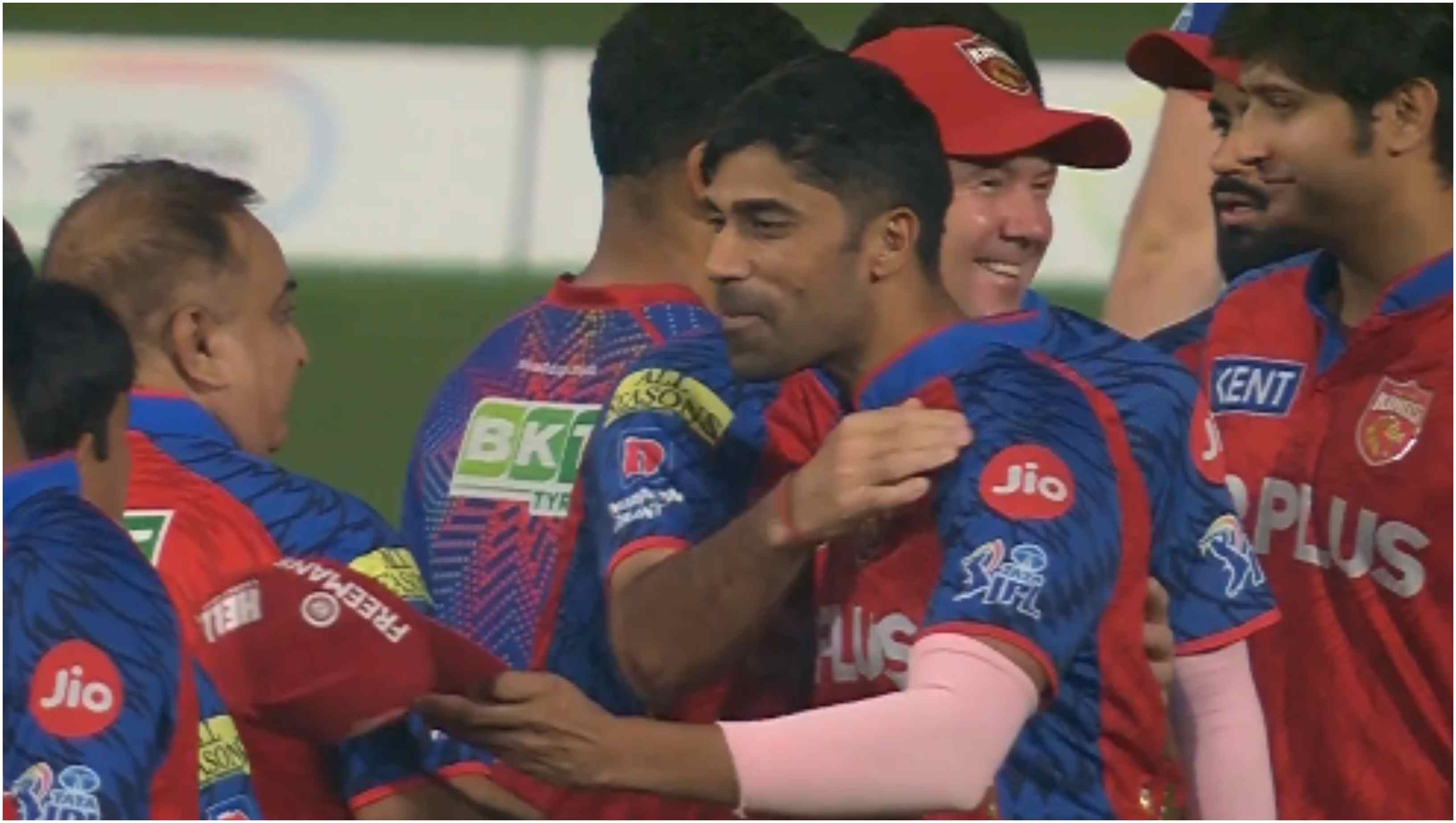 Shashank Singh and Ricky Ponting sharing a hug | IPL/Screengrab
