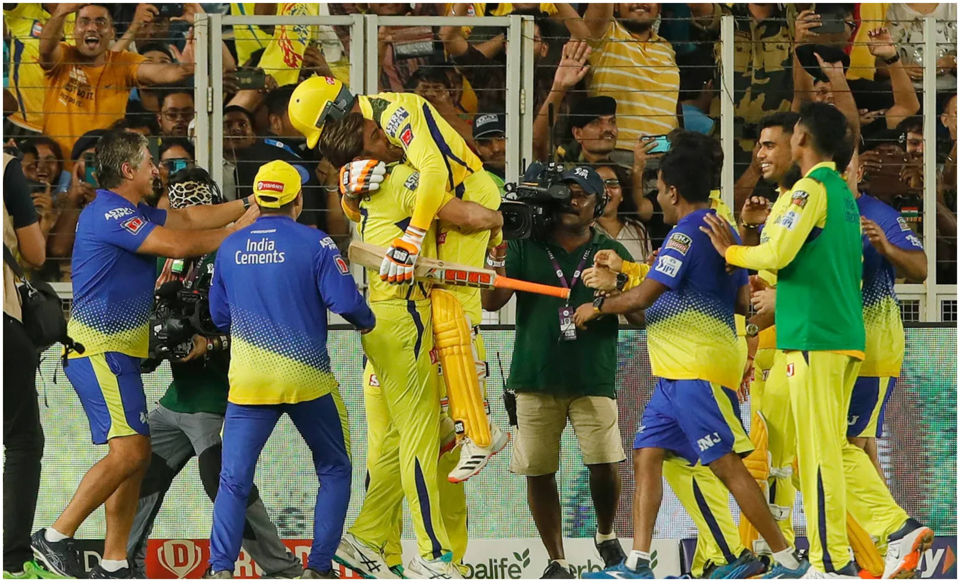 MS Dhoni lifting Ravindra Jadeja after CSK's IPL 2023 triumph | BCCI-IPL