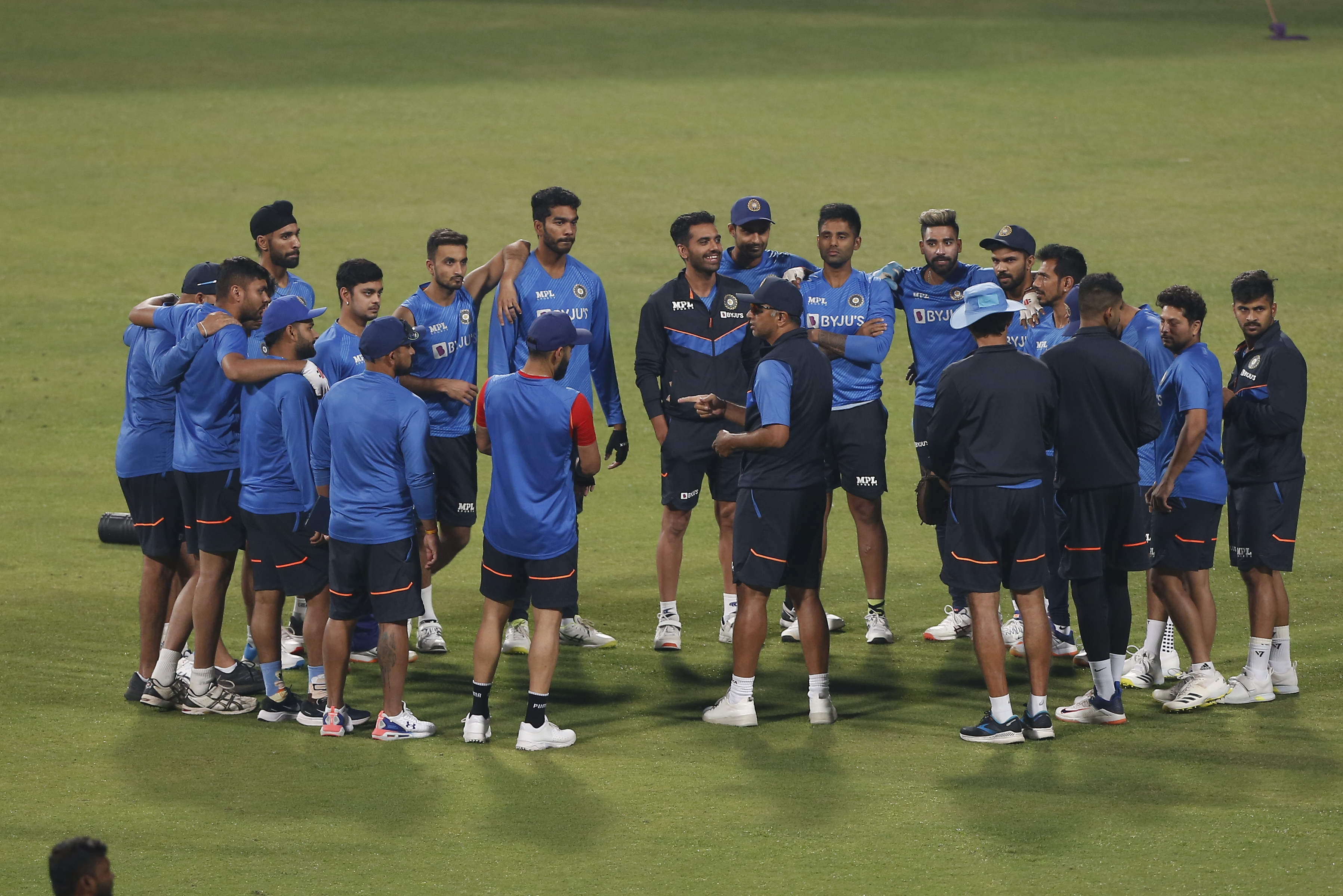 Rahul Dravid talks to Indian team as they prepare for T20I series against West Indies | BCCI