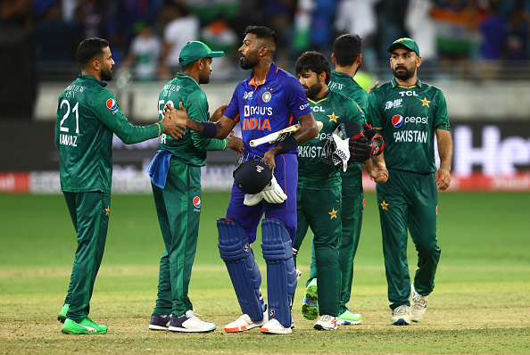 Hardik Pandya shakes hands with Pakistan players after India won by 5 wickets | Getty