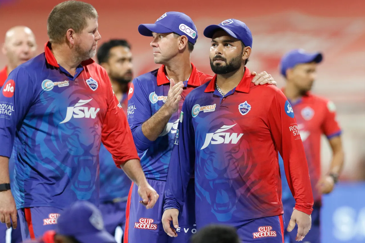 DC coach Ricky Ponting consoling Rishabh Pant after DC's loss to MI | BCCI-IPL