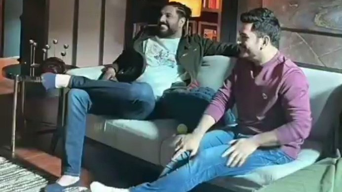 Twitterati in frenzy as Yuvraj Singh and MS Dhoni meet up for an ad shoot