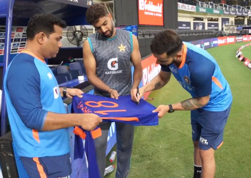 Virat Kohli signs a jersey for Haris Rauf | BCCI (Screengrab)