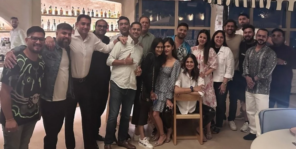 MS Dhoni and Rishabh Pant with friends | X