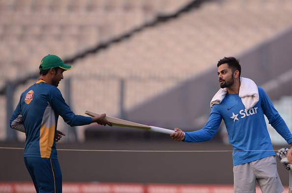 Kohli gifting Amir a bat before the World T20 2016 tie in Kolkata | Getty