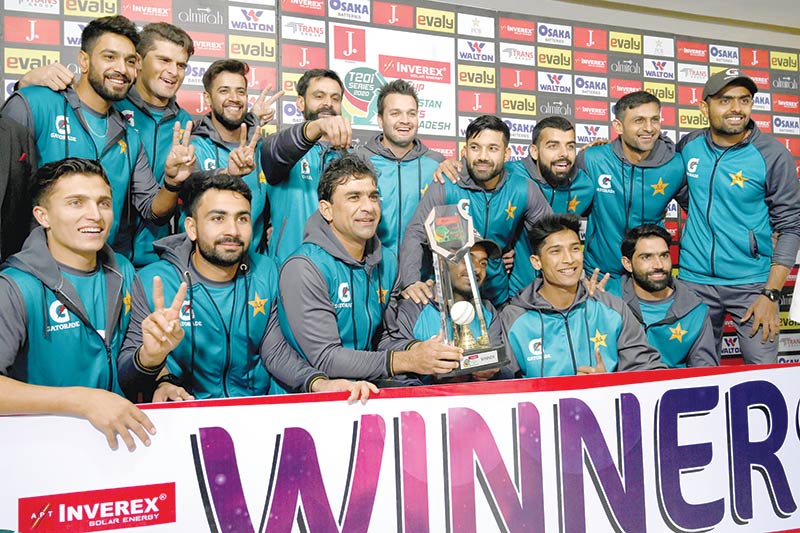 Pakistan players pose with T20I trophy | AFP