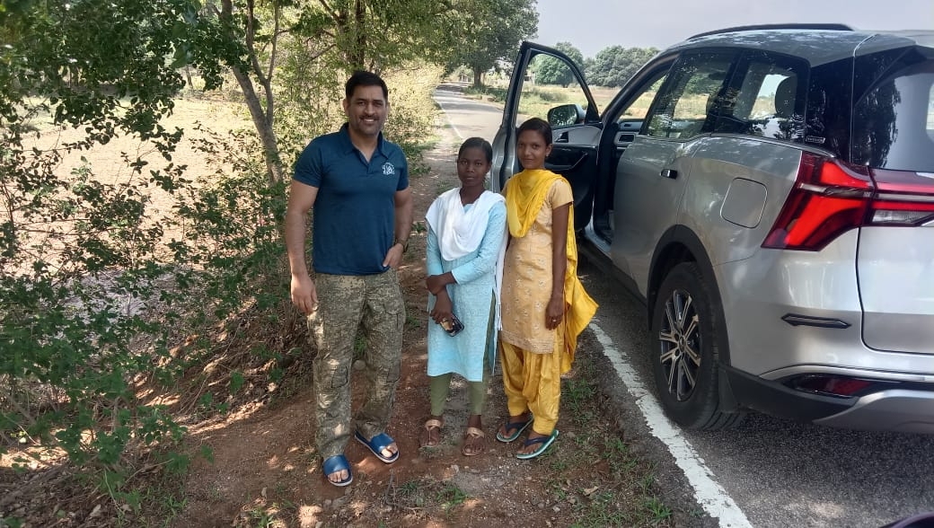 MS Dhoni with local Ranchi fans | Twitter