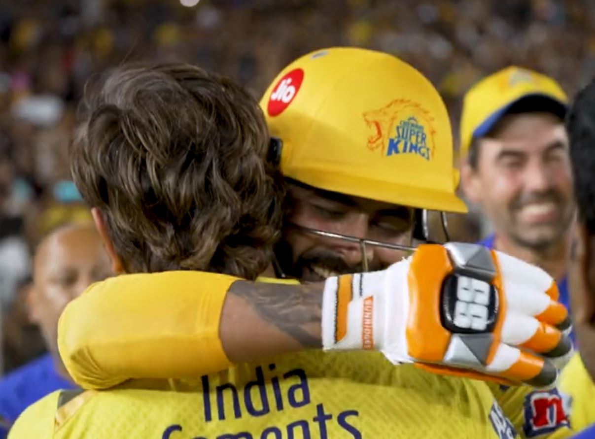 Jadeja hugs Dhoni | BCCI-IPL