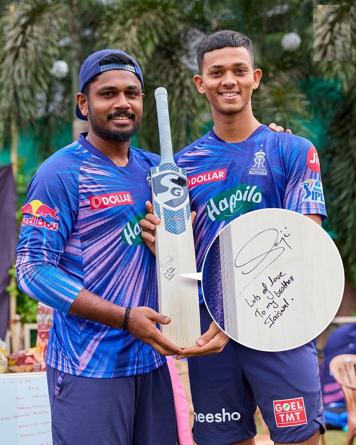 Samson with the new bat he gifted to Jaiswal with a message | RR Twitter