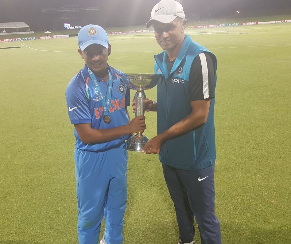 Rahul Dravid and Prithvi Shaw with the ICC U-19 World Cup 2018 (Pic. source: cricketworldcup Twitter)
