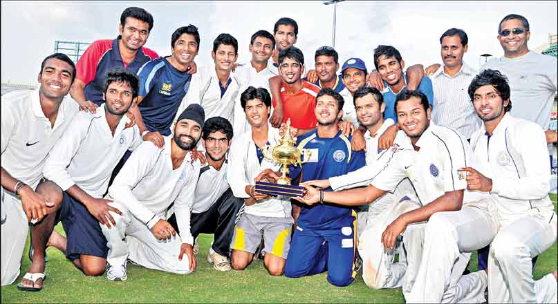 Hyderabad players with Moin ud Dowlah Gold Cup | HCA