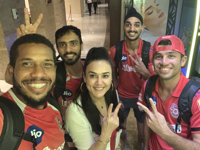 Preity Zinta with KXIP cricketers | Twitter 