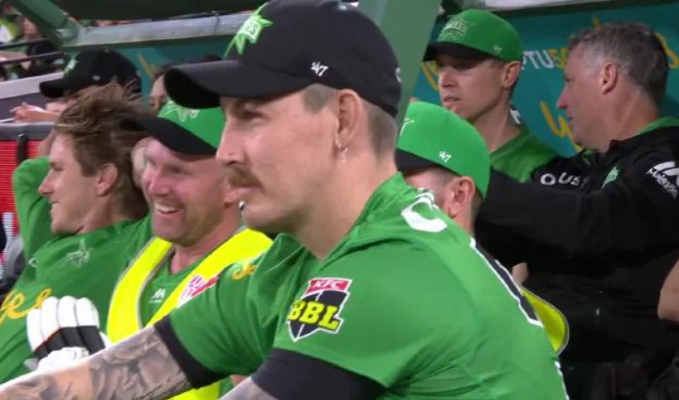 Stars players laughing on the bench | Fox Cricket 
