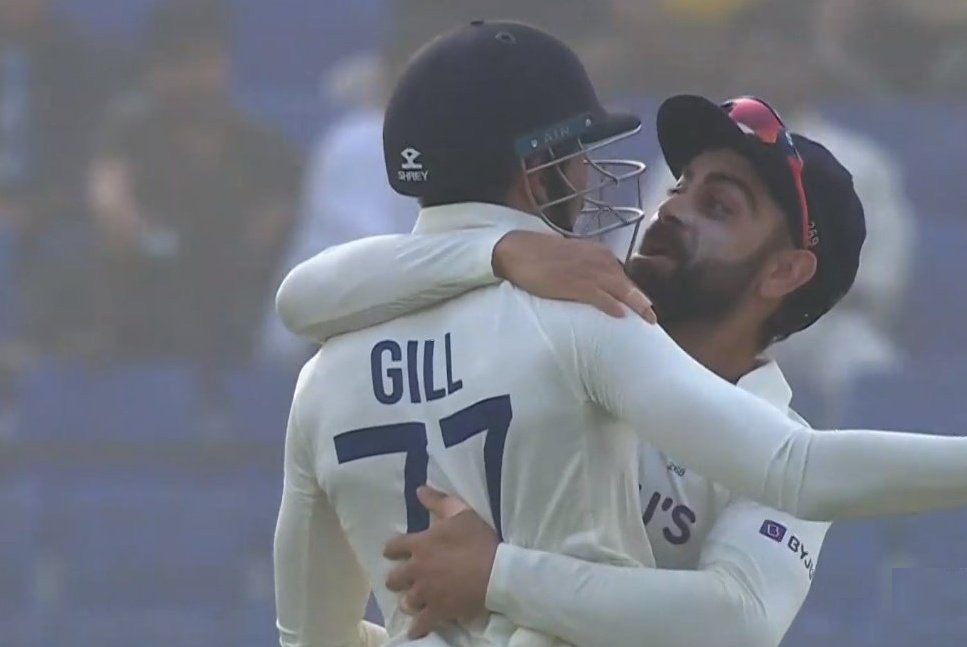Virat Kohli celebrates with Shubman Gill after his excellent catch to remove Nurul | Twitter