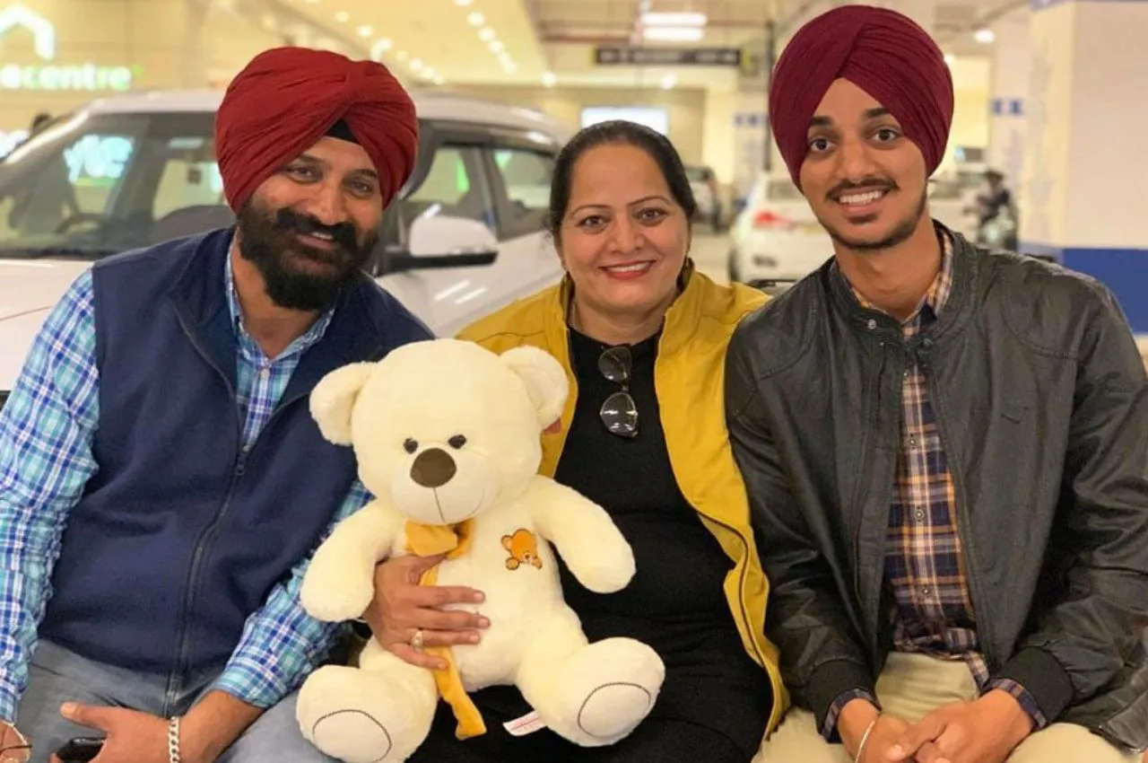 Arshdeep Singh with his parents | Twitter