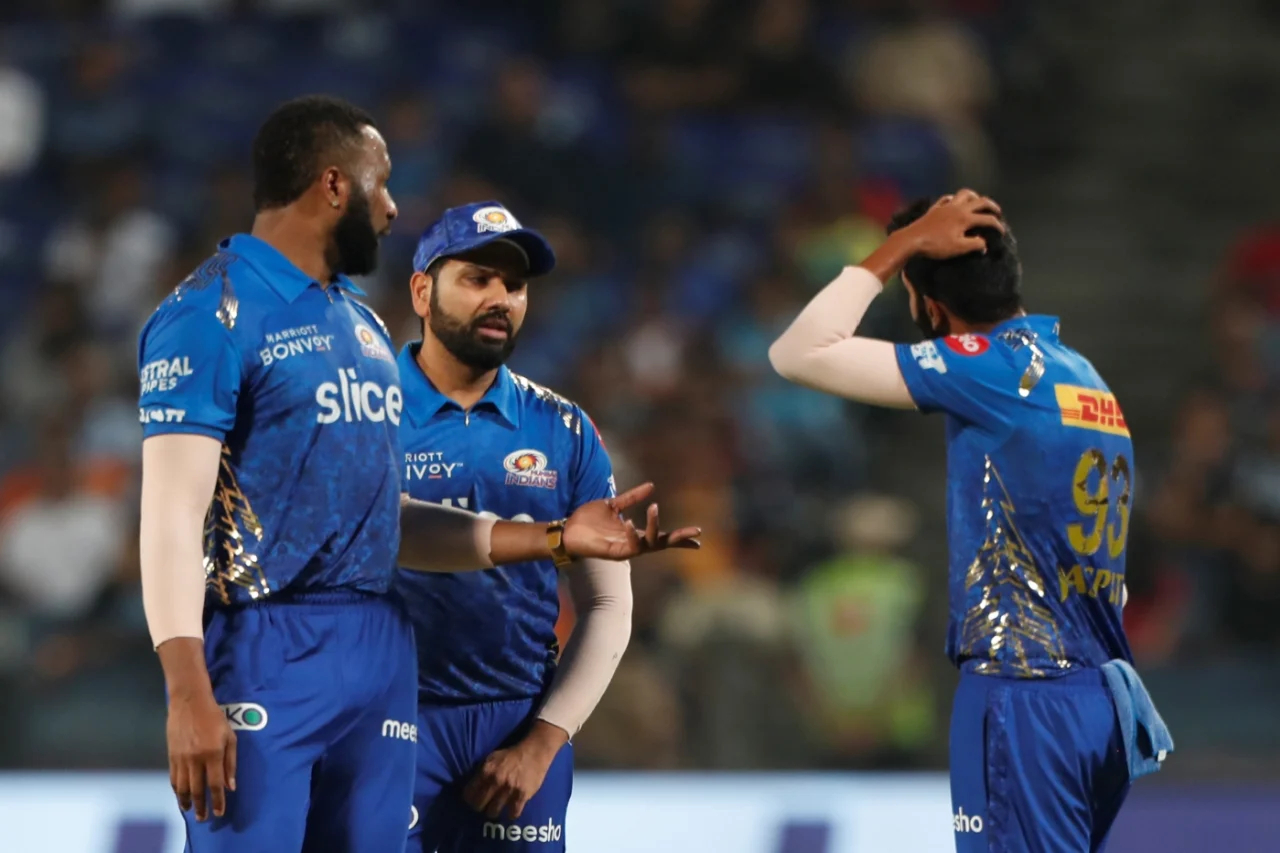 MI's Rohit, Pollard and Bumrah conversing during match against RCB | IPL-BCCI