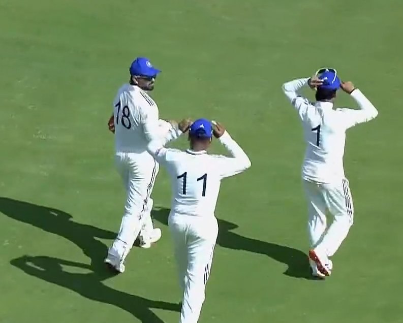 Rishabh Pant wearing Virat Kohli's 18 number on his jersey | X