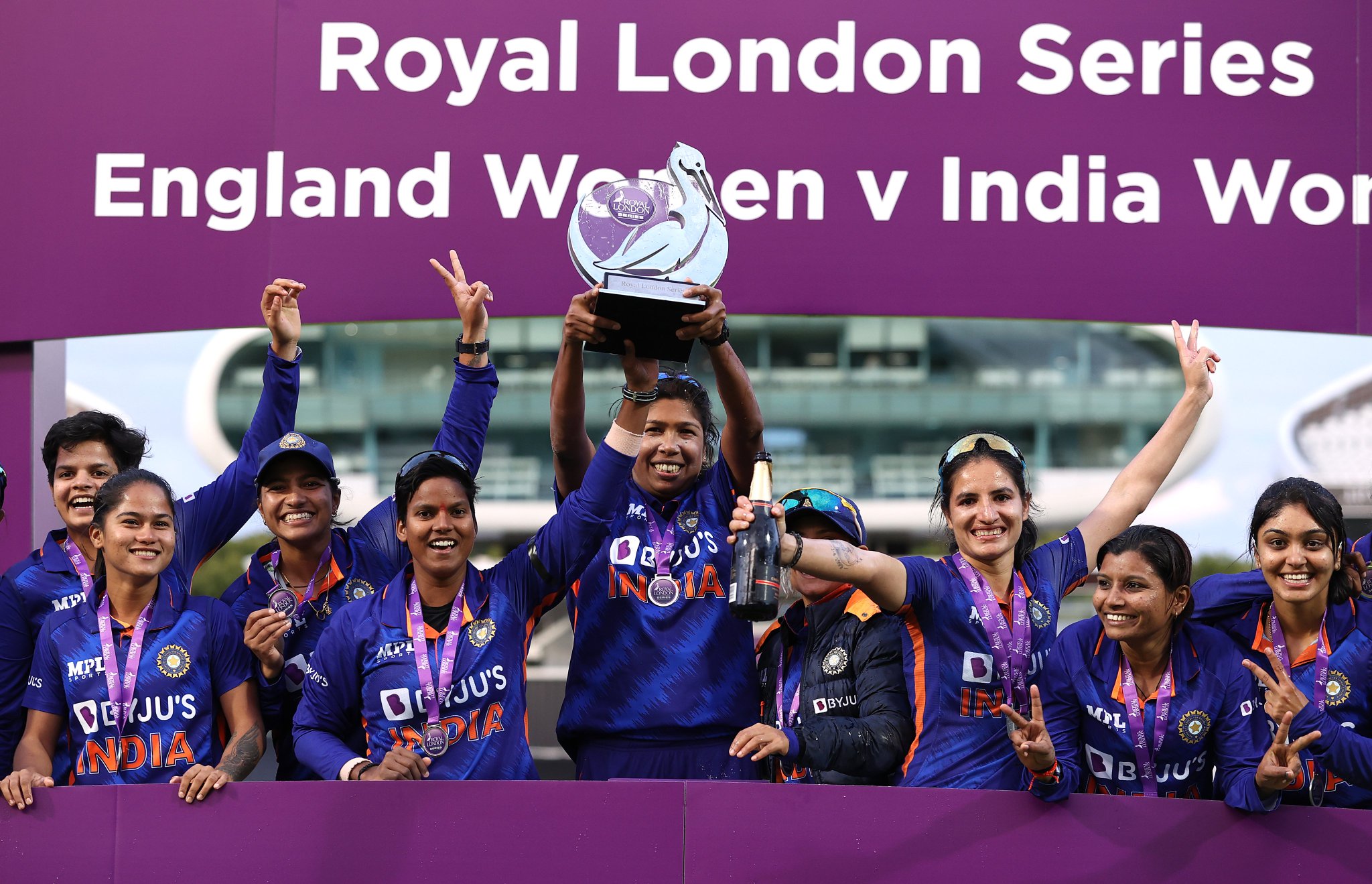 Jhulan Goswami lifts the trophy | Getty Images 