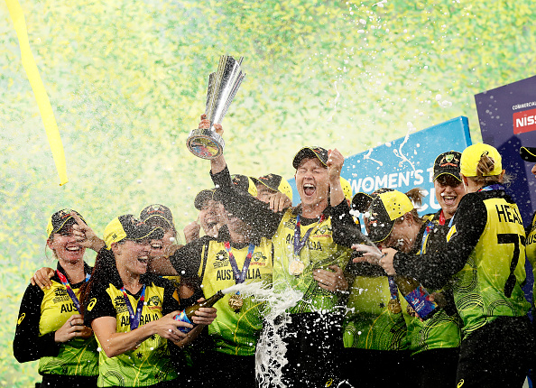 Australia Women poses with the T20 World Cup 2020 trophy | Getty Images