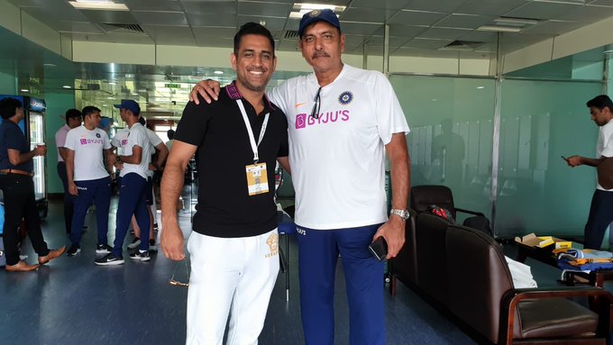 MS Dhoni with Ravi Shastri in India's dressing room (Pic Source: Ravi Shastri/Twitter)