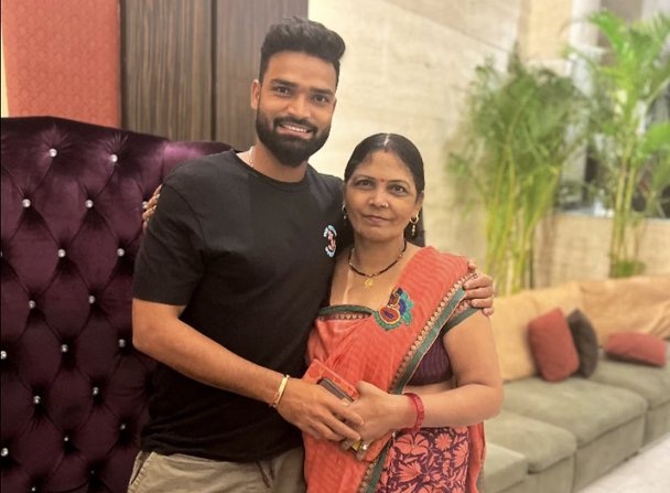 Kumar Kartikeya with his mother | Twitter