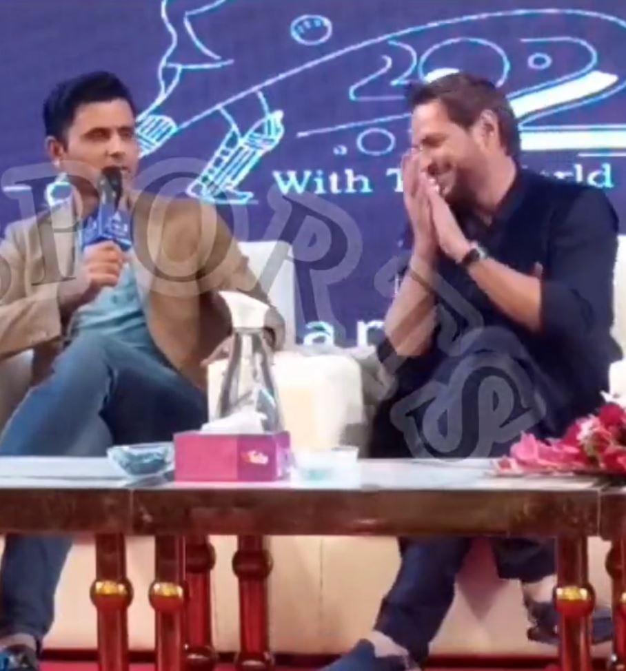 Afridi clapping and laughing at Razzaq's comment on Aishwarya Rai | X