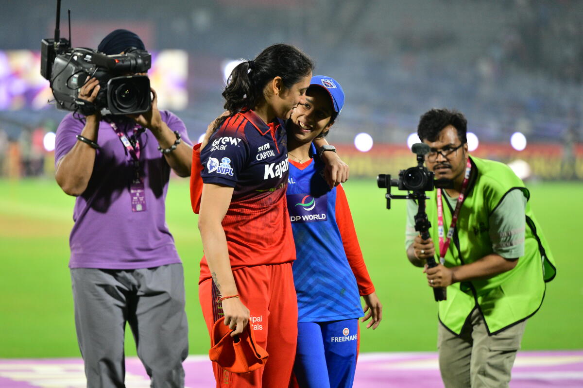 Smriti Mandhana consoles Jemimah Rodrigues after RCB won WPL 2026 against DC | WPL X