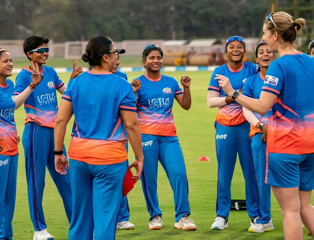 MI coach Charlotte Edwards interacting with the players | MI Twitter