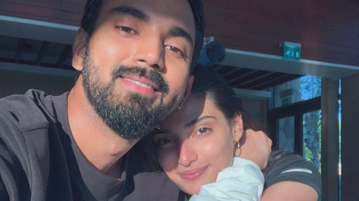 Athiya Shetty shares an unseen picture with KL Rahul on fan's request