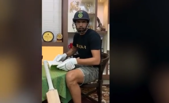Ishant Sharma plays book cricket at home | Screengrab