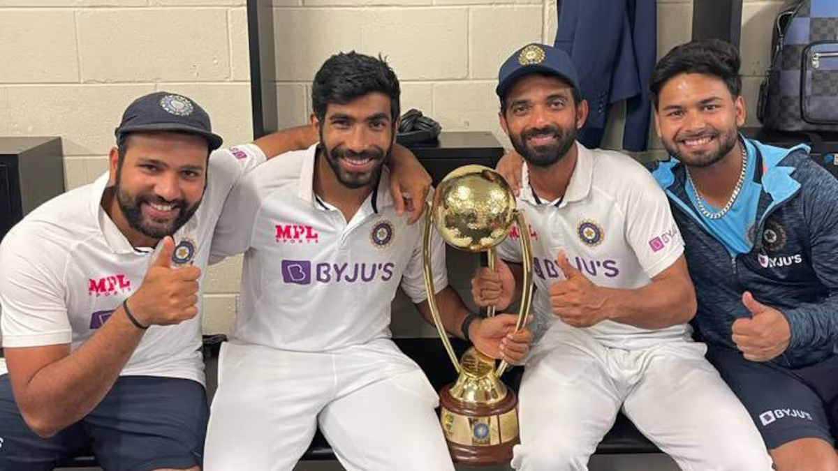 Rahane, Rohit, Bumrah and Pant with BGT trophy | X
