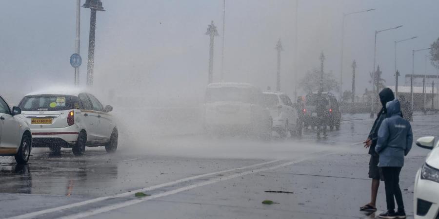 Mumbai's Apollo Bandar bombarded with heavy rains | Twitter