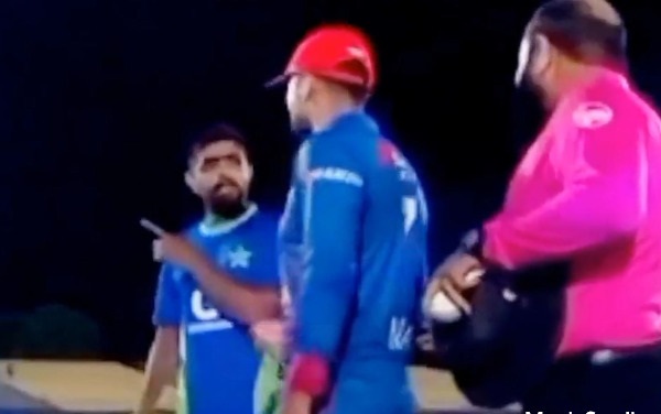 Babar in angry mood chatting with Mohammad Nabi | X