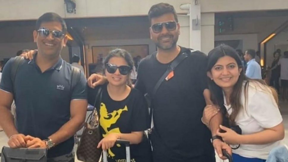 MS Dhoni and RP Singh with their wives | Twitter