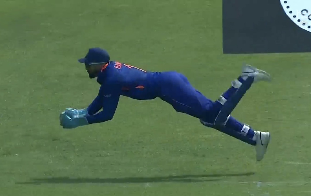 KL Rahul took an excellent diving catch to get rid of Steve Smith | Twitter