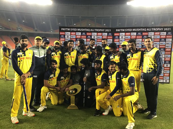 Tamil Nadu players and support staff with Syed Mushtaq Ali T20 Trophy | Twitter 