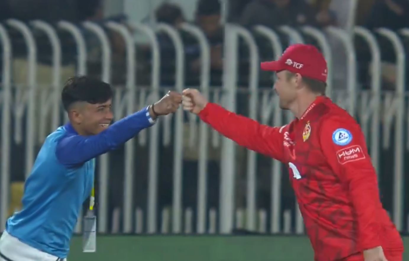 The ball boy and Colin Munro fist bump | PSL X