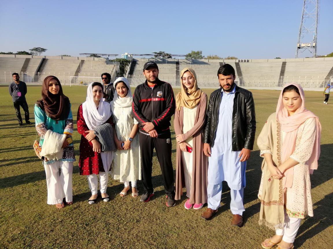 Afridi with Kashmiri medical students | Twitter