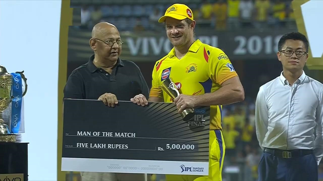 Shane Watson getting his Man of the Match award for century in 2018 IPL final