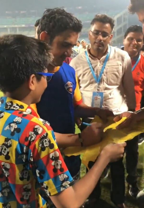 Gambhir gives the young boy an autograph | LLC Twitter