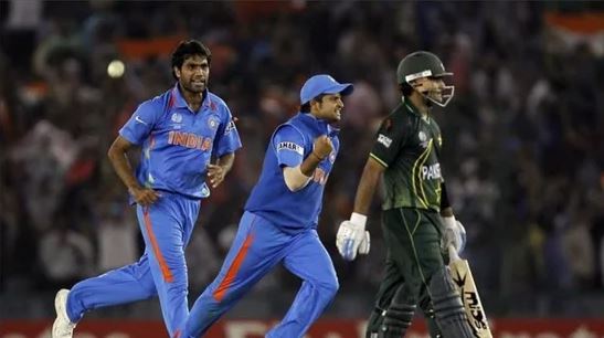 Munaf Patel gave a send off to Mohammad Hafeez after picking up his wicket | File Photo