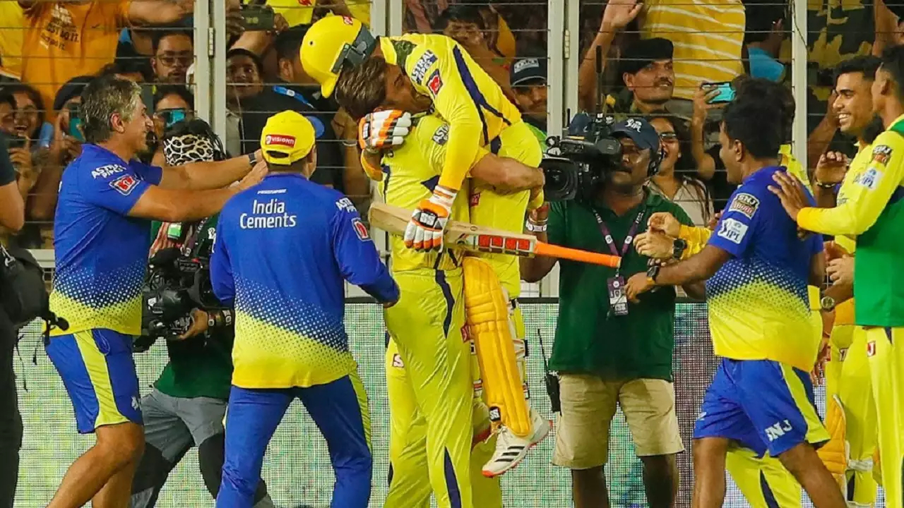 MS Dhoni lifts Ravindra Jadeja after IPL 2023 win | IPL X