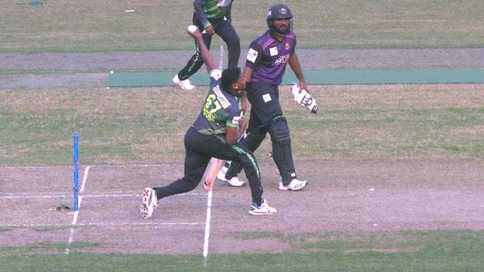 Krishmar Santokie lends in trouble after bowled controversial two deliveries in the BPL | Twitter