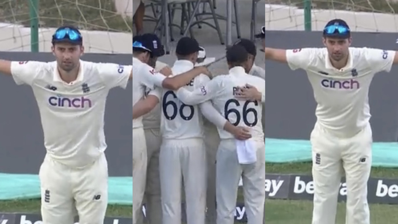 WI v ENG 2022: WATCH - Mark Wood hilariously makes solo huddle gesture after missing team discussion