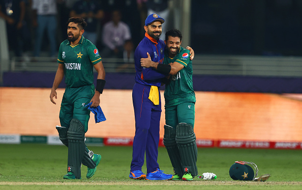 Virat Kohli hugging Mohammad Rizwan after Pakistan beat India in T20 WC 2021 | Getty