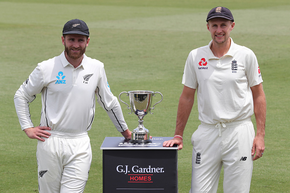 Kane Williamson poses with the trophy with Joe Root ahead of Test series | Getty Images