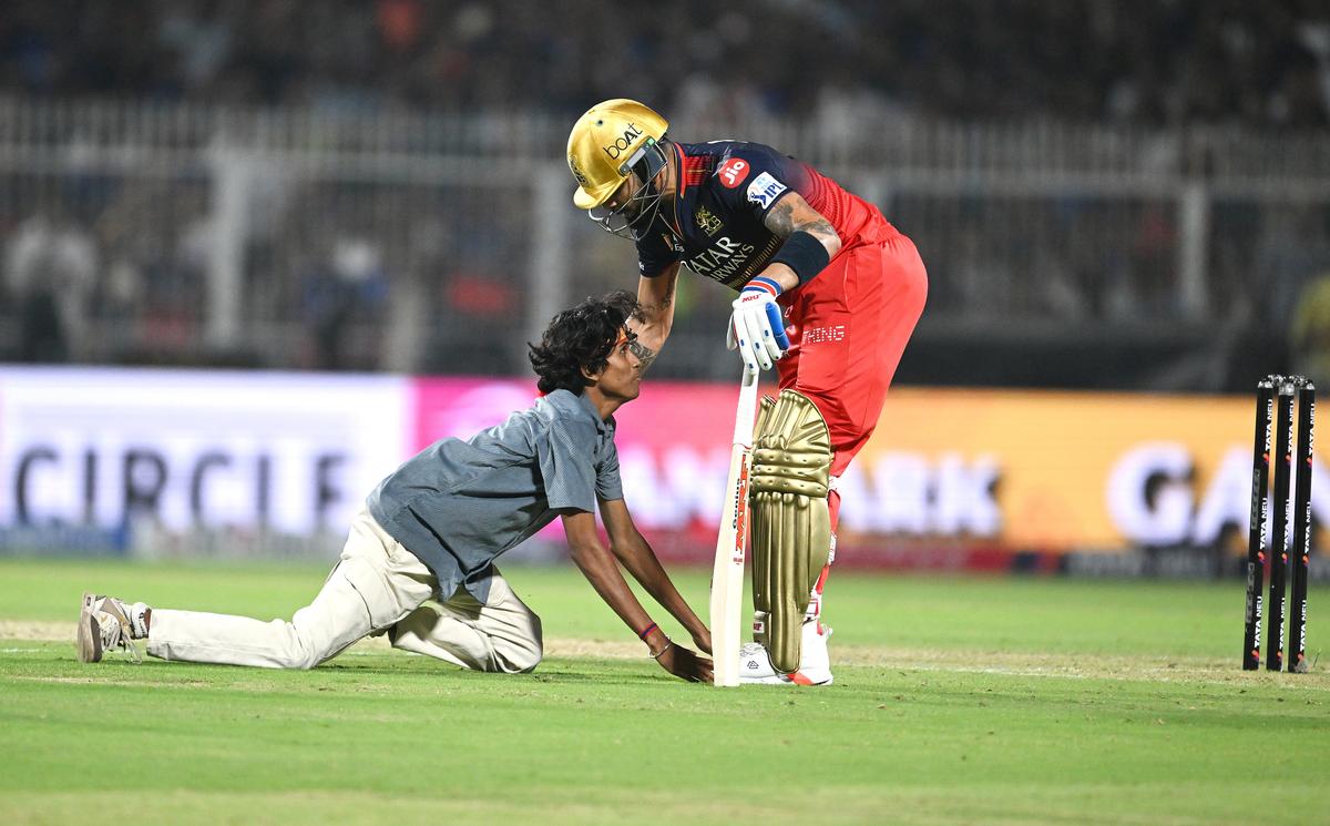 Virat Kohli asking his fan to get up | BCCI-IPL