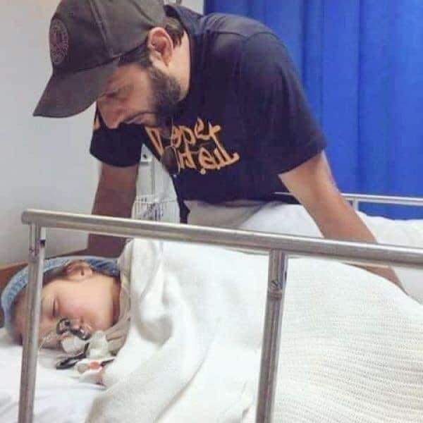 Afridi with his ailing daughter | Twitter