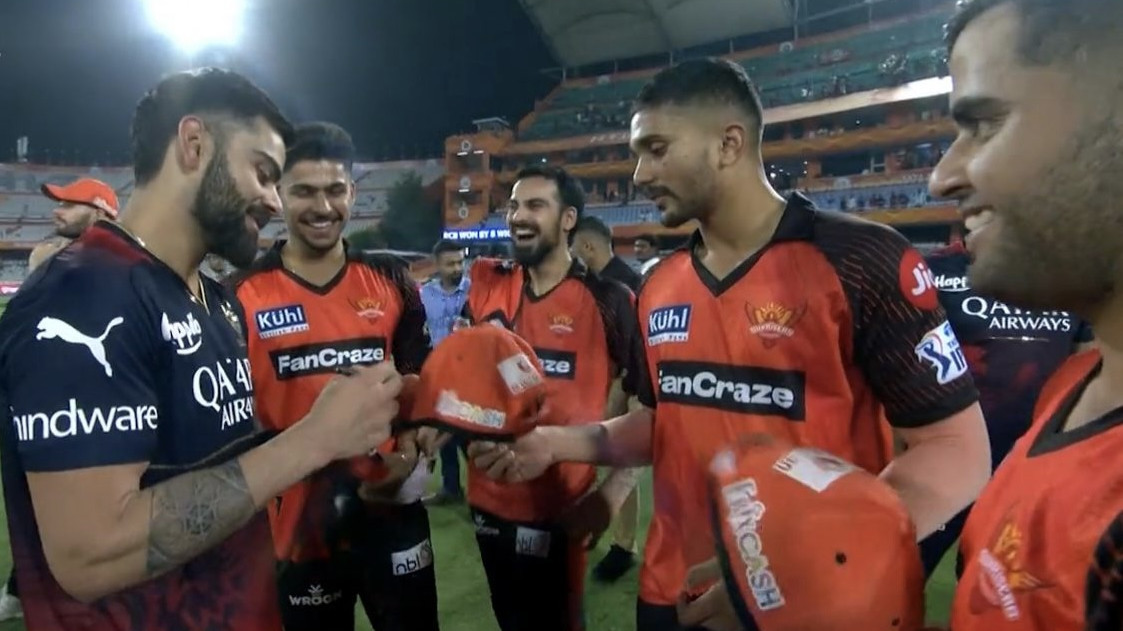 IPL 2023: WATCH - Virat Kohli signs souvenirs for SRH youngsters after memorable ton